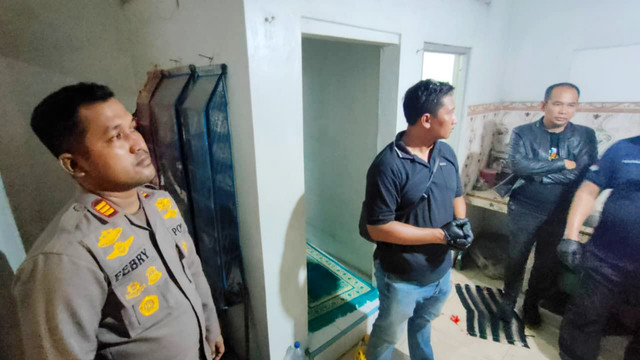 Satreskrim Polres Situbondo saat olah TKP tiga orang dalam satu keluarga tewas di rumah di Dusun Watuketu, Desa Demung, Kecamatan Besuki, Kabupaten Situbondo, Minggu (28/12/2025). Foto: Polres Situbondo