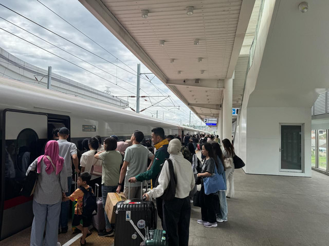 Sejumlah penumpang memadati Stasiun Whoosh selama masa libur akhir tahun, Minggu (28/12/2025). Foto: Dok. KCIC
