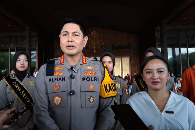 Kapolres Jakarta Timur Kombes Pol Alfian bersama Plt Direktur Utama TMII Ratri Paramita di Taman Mini Indonesia Indah, Jakarta Timur, Minggu (28/12/2025). Foto: Rayyan Farhansyah/kumparan