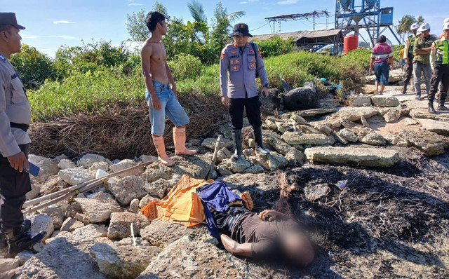 Nelayan tradisional ditemukan dalam kondisi meninggal dunia di pinggir pantai Desa Sungai Bundung Laut. Foto: Dok. Istimewa