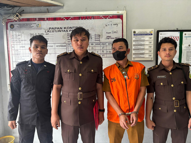 Kepala Dinas Sosial dan Pemerintahan Masyarakat Desa Kabupaten Samosir, Fitri Agust Karokaro (kedua kanan) dijerat tersangka kasus dugaan korupsi dana bantuan banjir di Kabupaten Samosir, Sumatera Utara. Foto: Kejari Kabupaten Samosir