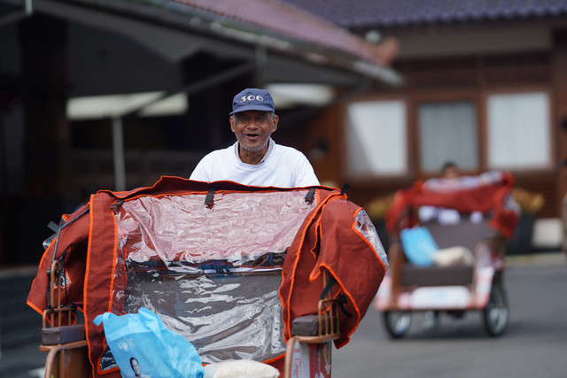 Becak listrik dari Presiden Prabowo Subianto untuk lansia di Kota Magelang, Jawa Tengah. Foto: Bakom RI
