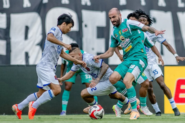Persebaya Surabaya menjamu Persijap Jepara dalam pertandingan lanjutan Super League di Stadion Gelora Bung Tomo (GBT), Surabaya, Minggu (28/12/2025). Foto: Instagram/@officialpersebaya