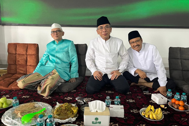 Sejumlah elite Pengurus Besar Nahdlatul Ulama (PBNU) berkumpul di kediaman Rais Aam PBNU Miftachul Akhyar di Pondok Pesantren Miftachussunnah, Kedungtarukan, Surabaya, Minggu (28/12/2025). Foto: Dok. Istimewa