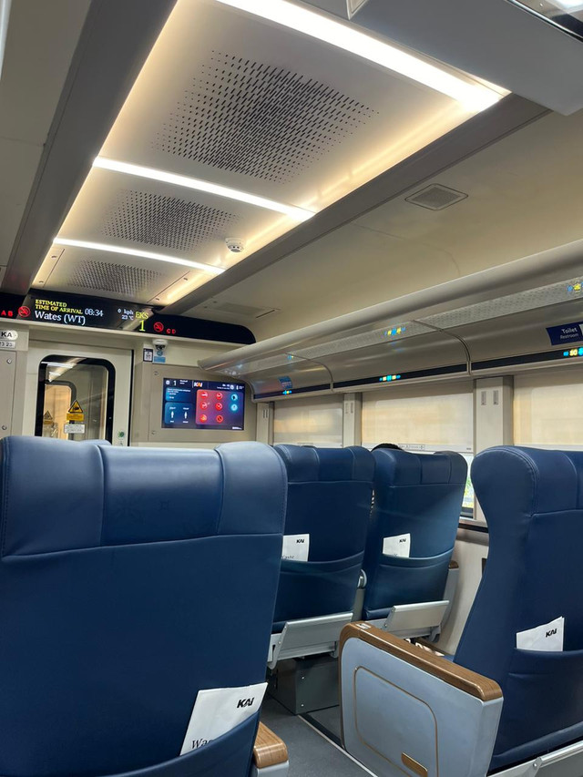 Suasana Pagi Hari di Kereta Lodaya