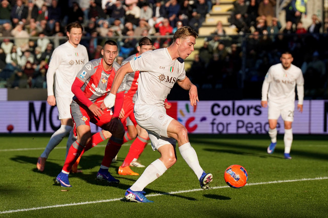 Pemain Napoli Rasmus Hojlund mencetak gol ke gawang Cremonese pada pertandingan Liga Italia di Stadio Giovanni Zini, Cremona, Italia, Minggu (28/12/2025). Foto: Matteo Ciambelli/ REUTERS