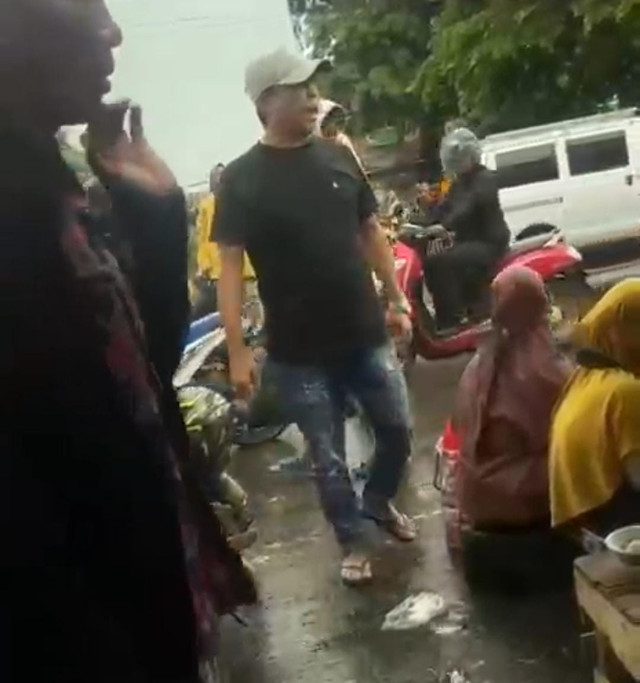 Tersangka yang ditangguhkan penahanan oleh Polsek Ilir Barat I Palembang saat mengancam para pedagang di kawasan Pasar Lemabang, Kota Palembang, Minggu (28/12/2025). Foto : Istimewa