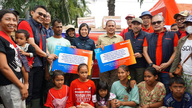 Bantuan bencana untuk Aceh Tamiang dari Telkomsel dan Komdigi. Foto: Telkomsel.