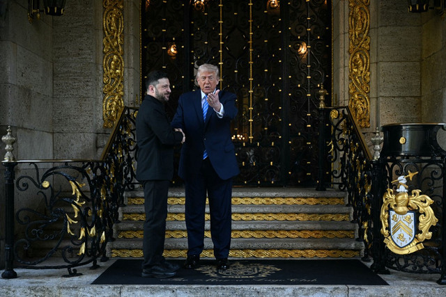 Presiden AS Donald Trump bertemu dengan Presiden Ukraina Volodymyr Zelensky di kediamannya di Mar-a-Lago, Palm Beach, Florida, pada 28 Desember 2025. Foto: Jim Watson/AFP