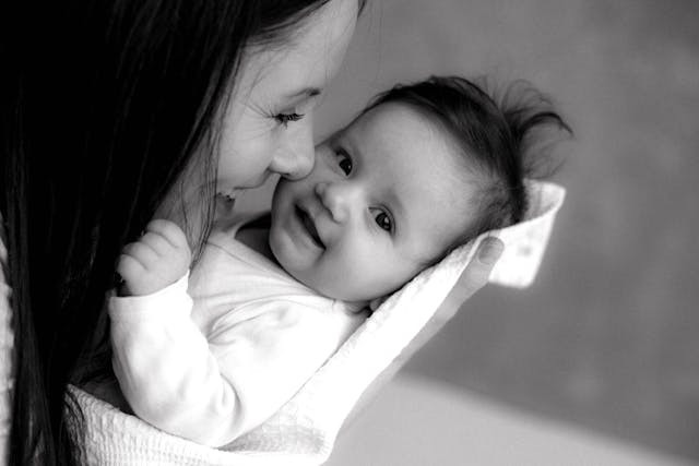 Ilustrasi Ibi dan Bayi dalam fase menyusui. Foto: Pexels.