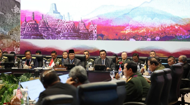 Prabowo memimpin rapat dengan para Menhan ASEAN (Sumber: Kumparan)