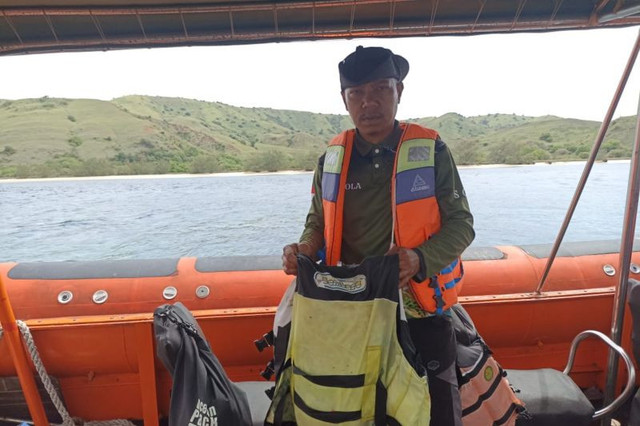 Personel Tim SAR gabungan saat menunjukkan life jacket milik kapal wisata yang tenggelam di perairan Pulau Padar, Labuan Bajo, Manggarai Barat, Nusa Tenggara Timur (NTT). ANTARA/HO-Kantor Basarnas Maumere