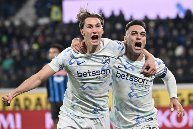 Selebrasi pemain Inter Milan Lautaro Martinez usai mencetak gol ke gawang Atalanta pada pertandingan Liga Italia di Stadion Gewiss, Bergamo, Italia, Minggu (28/12/2025). Foto: Isabella BONOTTO / AFP