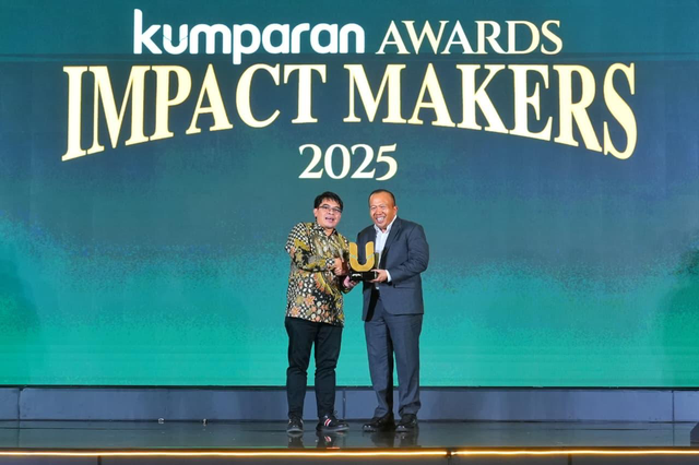 Pemimpin Redaksi kumparan, Arifin Asydhad (kiri) menyerahkan penghargaan Impactful Grassroots Economic Empowerment BRI dalam ajang kumparan Awards Impact Makers 2025 di Bali Room, Hotel Indonesia Kempinski Jakarta (18/12). Foto: Dok. Istimewa