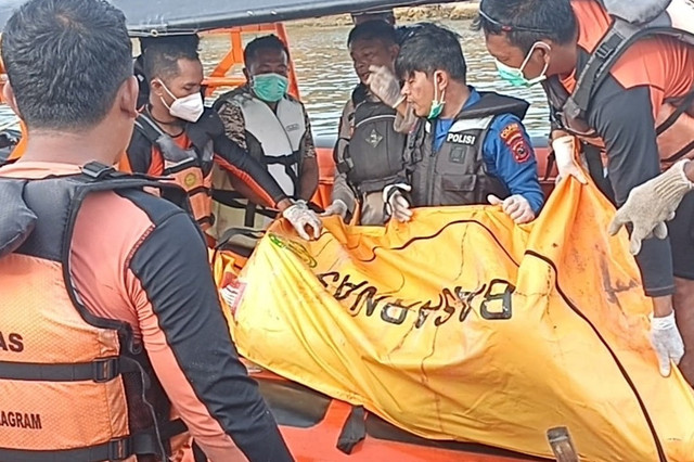 Tim SAR gabungan mengevakuasi satu korban KM Putri Sakinah yang tenggelam di Labuan Bajo. Foto: SAR Maumere