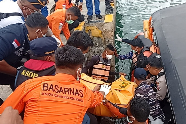 Tim SAR gabungan mengevakuasi satu korban KM Putri Sakinah yang tenggelam di Labuan Bajo. Foto: SAR Maumere