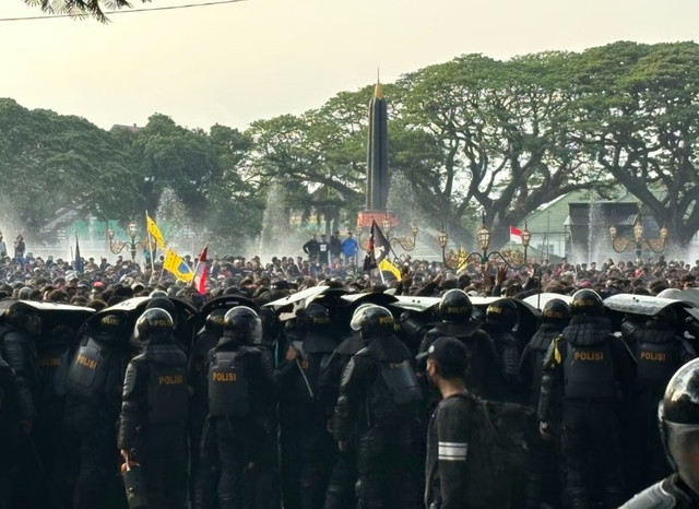Polisi menangani demonstrasi mahasiswa di Malang. (Foto: Arik Abd muhyi, under the Unsplash license)