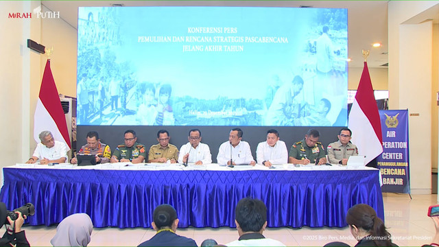 Konferensi pers pemulihan dan rencana strategis bencana Sumatera di Halim Perdanakusuma, Jakarta Timur, Senin (29/12/2025). Foto: Youtube/Sekretariat Presiden