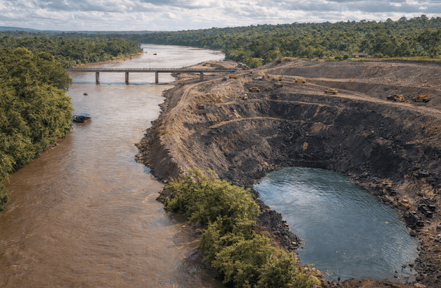 Sungai Kelay mengalir tenang, sementara lubang tambang tumbuh di sisinya. (Sumber: ChatGPT)