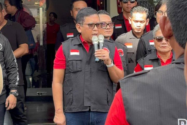 Sekjen PDIP Hasto Kristiyanto memberikan arahan kepada tim relawan medis dari PDIP yang akan berangkat ke Sumatera di Sekolah Partai DPP PDIP, Jaksel pada Senin (29/12/2025). Foto: Abid Raihan/kumparan