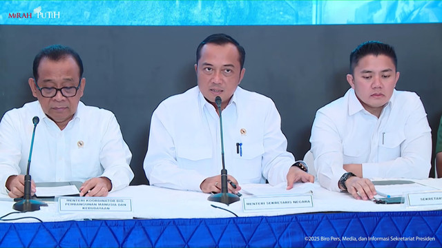 Mensesneg Prasetyo Hadi memberikan keterangan pers pemulihan dan rencana strategis bencana Sumatera di Halim Perdanakusuma, Jakarta Timur, Senin (29/12/2025). Foto: Youtube/Sekretariat Presiden