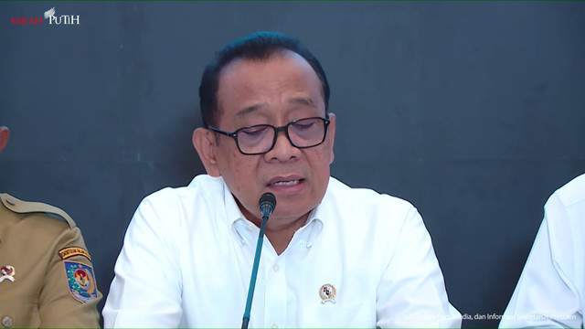 Menko PMK Pratikno memberikan keterangan pers pemulihan dan rencana strategis bencana Sumatera di Halim Perdanakusuma, Jakarta Timur, Senin (29/12/2025). Foto: Youtube/Sekretariat Presiden