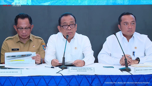 Menko PMK Pratikno memberikan keterangan pers pemulihan dan rencana strategis bencana Sumatera di Halim Perdanakusuma, Jakarta Timur, Senin (29/12/2025). Foto: Youtube/Sekretariat Presiden