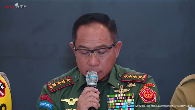 Panglima TNI Jenderal TNI Agus Subiyanto memberikan keterangan pers pemulihan dan rencana strategis bencana Sumatera di Halim Perdanakusuma, Jakarta Timur, Senin (29/12/2025). Foto: Youtube/Sekretariat Presiden