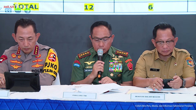 Panglima TNI Jenderal TNI Agus Subiyanto memberikan keterangan pers pemulihan dan rencana strategis bencana Sumatera di Halim Perdanakusuma, Jakarta Timur, Senin (29/12/2025). Foto: Youtube/Sekretariat Presiden