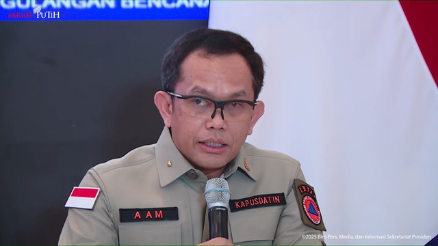 Kapusdatin BNPB Abdul Muhari memberikan keterangan pers pemulihan dan rencana strategis bencana Sumatera di Halim Perdanakusuma, Jakarta Timur, Senin (29/12/2025). Foto: Youtube/Sekretariat Presiden