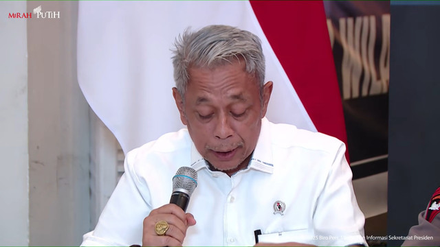 Wamensos Agus Jabo Priyono memberikan keterangan pers pemulihan dan rencana strategis bencana Sumatera di Halim Perdanakusuma, Jakarta Timur, Senin (29/12/2025). Foto: YouTube/Sekretariat Presiden