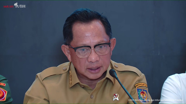 Mendagri Tito Karnavian memberikan keterangan pers pemulihan dan rencana strategis bencana Sumatera di Halim Perdanakusuma, Jakarta Timur, Senin (29/12/2025). Foto: Youtube/Sekretariat Presiden