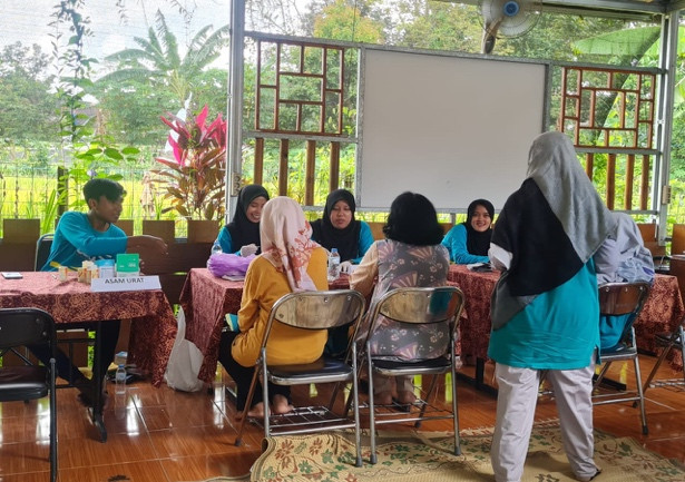 tim pengabdian masyarakat UNISA Yogyakarta melakukan cek kesehatan