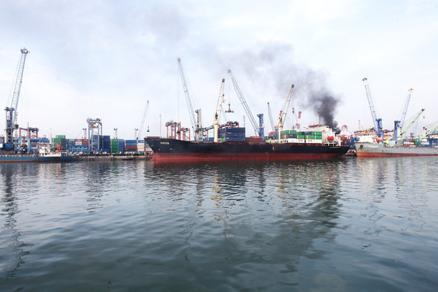 Asap hitam membumbung tinggi dari kapal kargo Verizon yang terbakar di Terminal Berlian, Pelabuhan Tanjung Perak, Surabaya, Jawa Timur, Senin (29/12/2025). Foto: ANTARA FOTO/Didik Suhartono