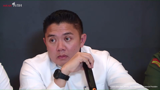Seskab Teddy Indra Wijaya memberikan keterangan pers pemulihan dan rencana strategis bencana Sumatera di Halim Perdanakusuma, Jakarta Timur, Senin (29/12/2025). Foto: Youtube/Sekretariat Presiden