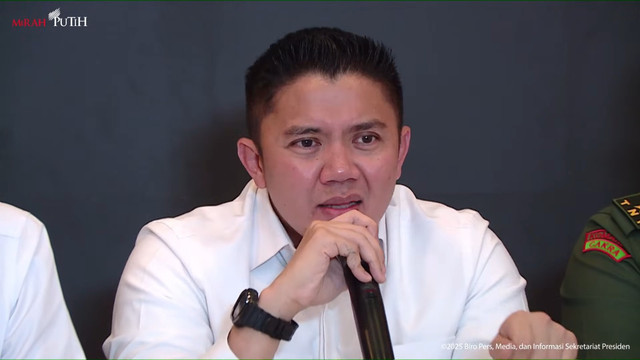 Seskab Teddy Indra Wijaya memberikan keterangan pers pemulihan dan rencana strategis bencana Sumatera di Halim Perdanakusuma, Jakarta Timur, Senin (29/12/2025). Foto: Youtube/Sekretariat Presiden