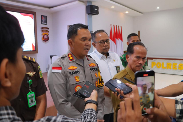 Bupati Sintang, Gregorius Herkulanus Bala, bersama Kapolres Sintang AKBP Sanny Handityo. Foto: Dok. Istimewa
