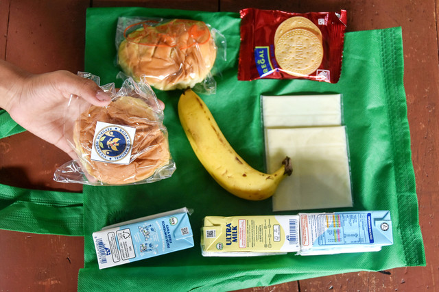 Isi menu Makanan Bergizi Gratis (MBG)  di SDN 1 Gunung Lipung, Kota Tasikmalaya, Jawa Barat, Senin (29/12/2025).  Foto: ANTARA FOTO/Adeng Bustomi