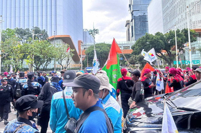 Massa buruh menggelar aksi di Kawasan Monas, Senin (29/12/2025). Foto: Ave Airiza Gunanto/kumparan