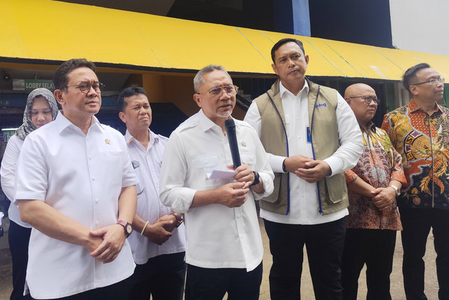 Menko Pangan Zulkifli Hasan, Menteri Perdagangan Budi Santoso dan Direktur Utama Perum Bulog Ahmad Rizal Ramdhani di Pasar Kramat Jati, Jakarta Timur, Senin (29/12/2025). Foto: Widya Islamiati/kumparan