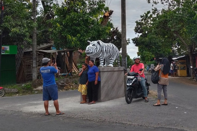 Patung macan putih di Desa Balongjeruk, Kecamatan Kunjang, Kabupaten Kediri. Foto: Dok. Istimewa