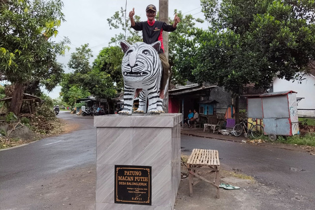 Patung macan putih di Desa Balongjeruk, Kecamatan Kunjang, Kabupaten Kediri. Foto: Dok. Istimewa