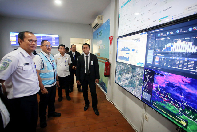 Kepala BMKG Teuku Faisal Fathani (kiri) melihat pergerakan lalu lintas pesawat saat meninjau Posko Natal dan Tahun Baru di Terminal 1 Bandara Soekarno Hatta, Tangerang, Banten, Senin (29/12/2025). Foto: ANTARA FOTO/Muhammad Iqbal