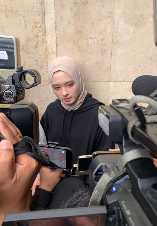 Inara Rusli sambangi Polda Metro Jaya, Senin (29/12/2025).  Foto: Vincentius Mario/kumparan
