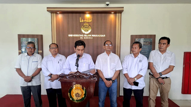 Rektor Universitas Islam Makassar, Muammar Bakry (ketiga kiri) saat memberikan keterangan pers, Senin (29/12/2025). Foto: Dok. kumparan