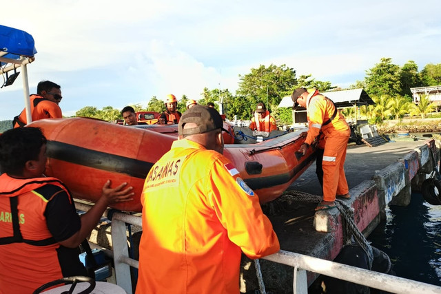 Evakuasi speedboat yang mengalami kecelakaan di Perairan Yapen. Foto: Polda Papua