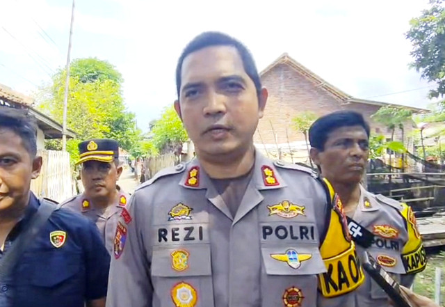 AKBP Rezi Dharmawan, Kapolres Situbondo (kedua kanan) memberikan keterangan pers kepada para awak media di Dusun Watuketu, Desa Demung, Kecamatan Besuki, Kabupaten Situbondo. Foto: Dok. kumparan