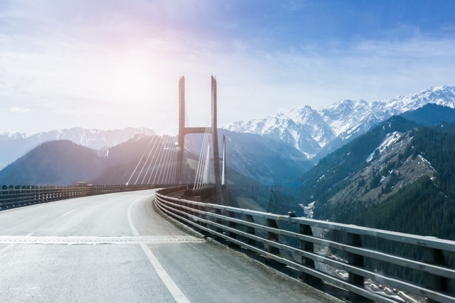 Ilustrasi jembatan tol di China. Foto: ZHANGXIAOLI/Shutterstock