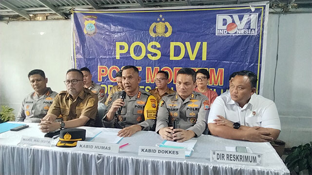 Pihak kepolisian maupun Pemerintah Kota Manado melakukan konferensi pers terkait dengan proses identifikasi para korban kebakaran Panti Werdha Damai Ranomuut di kecamatan Paal II, Kota Manado.