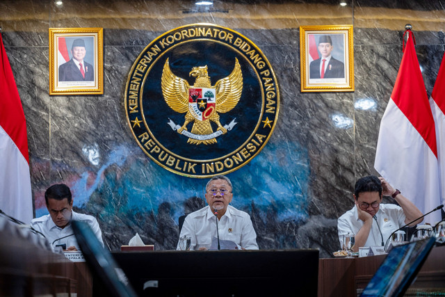 Menteri Koordinator Bidang Pangan Zulkifli Hasan (tengah) bersama Menteri Pertanian Andi Amran Sulaiman (kiri) dan Menteri Perdagangan Budi Santoso (kanan) memimpin rapat koordinasi terbatas di Jakarta, Senin (29/12/2025). Foto: ANTARA FOTO/Bayu Pratama S